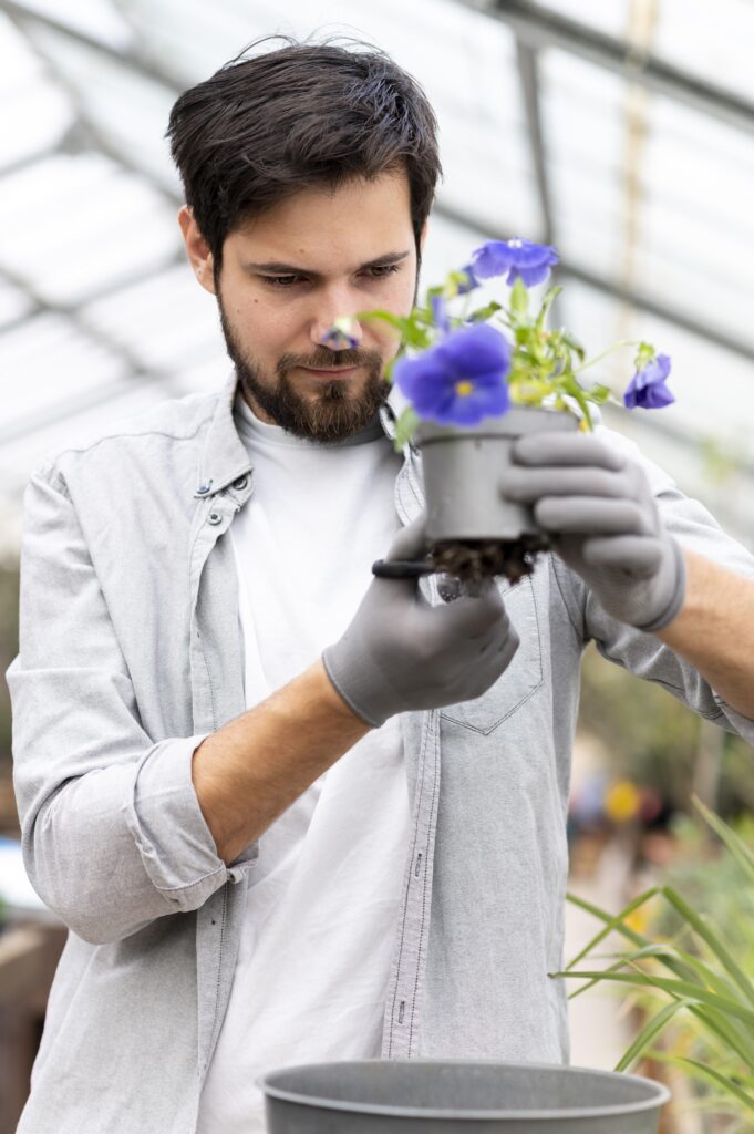 Giovane uomo prendendosi cura di una pianta